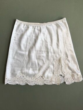 Vintage Victoria’s Secret Gold Label Half Slip White Satin Lace Trim Sz Sm